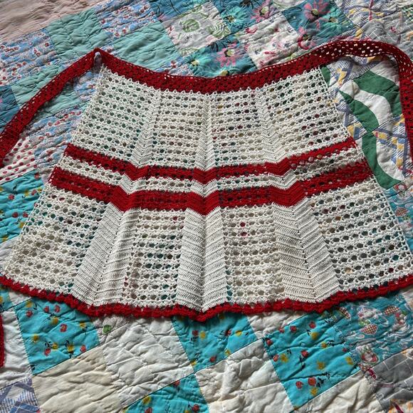 Vintage 40s Red + White Handknit Crochet Apron Coquette Cottage Kitchen - Picture 6 of 6